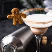 cocktail with a gingerbread cookie