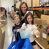 mom and two kids volunteering